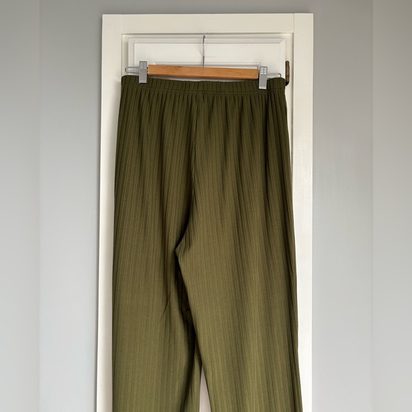 Womens Three-Piece Ribbed Lounge Set - Picture 14 of 16